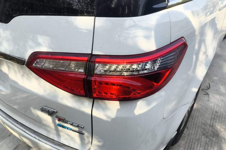 Used Luxgen Great 7 MPV 2016 2.0T Luxury Model Right Rear Taillight