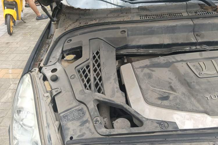Used Luxgen Great 7 SUV 2011 2.2T Four-Wheel Drive ZhiZun Version Engine Bay Right