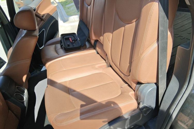 Used Luxgen Great 7 SUV 2011 2.2T Four-Wheel Drive ZhiZun Version Left Rear Seat