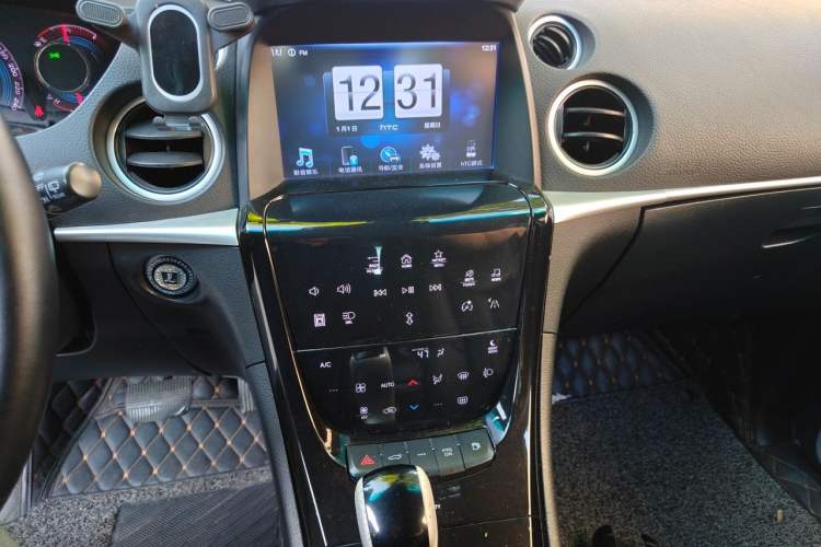 Used Luxgen Great 7 SUV 2011 2.2T Four-Wheel Drive ZhiZun Version Audio And AC Panel
