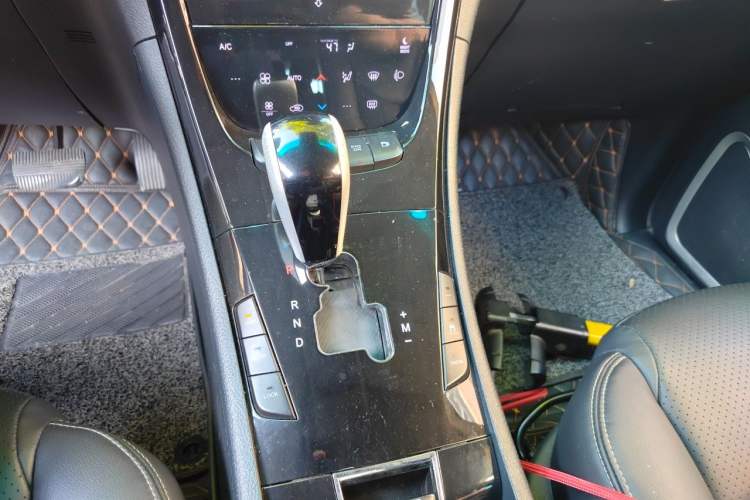 Used Luxgen Great 7 SUV 2011 2.2T Four-Wheel Drive ZhiZun Version Gear Lever