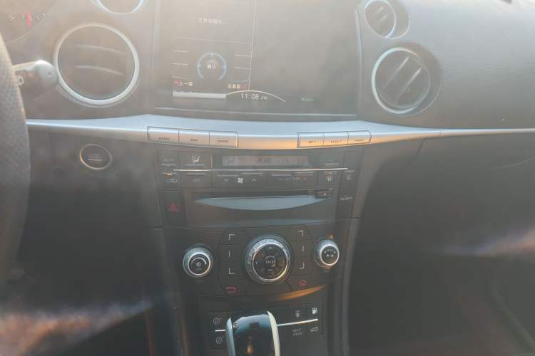 Used Luxgen Great 7 SUV 2011 2.2T Four-Wheel Drive ZhiZun Version Audio And AC Panel