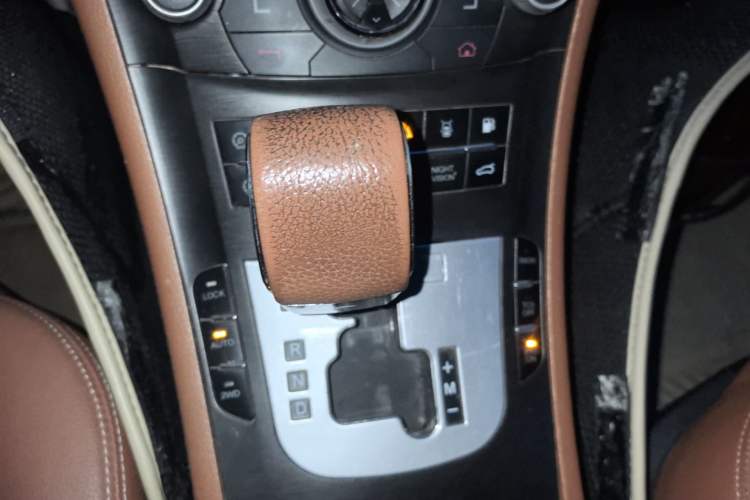 Used Luxgen Great 7 SUV 2011 2.2T Four-Wheel-Drive Flagship Edition Gear Lever