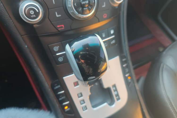 Used Luxgen Great 7 SUV 2011 2.2T Four-Wheel Drive ZhiZun Version Gear Lever