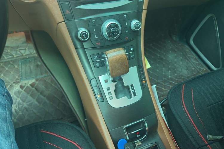 Used Luxgen Great 7 SUV 2011 2.2T Four-Wheel Drive ZhiZun Version Gear Lever