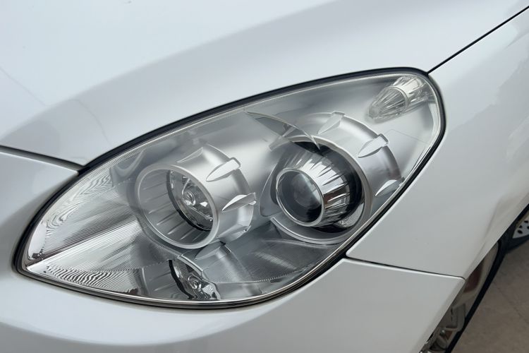 Used Luxgen Great 7 SUV 2011 2.2T Two-Wheel Drive Smart Version Left Front Headlight