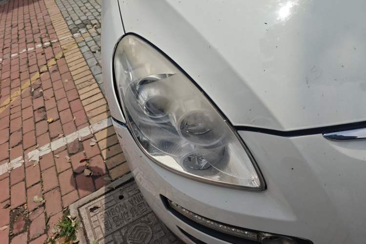 Used Luxgen Great 7 SUV 2011 2.2T Two-Wheel Drive Smart Version Right Front Headlight