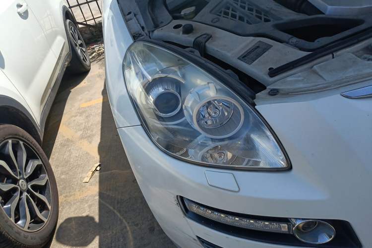 Used Luxgen Great 7 SUV 2011 2.2T Four-Wheel-Drive Flagship Edition Right Front Headlight