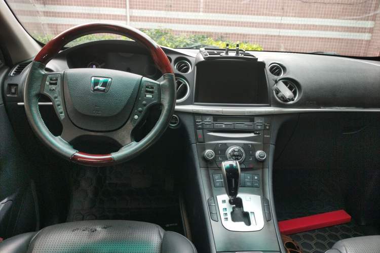 Used Luxgen Great 7 SUV 2012 Limited-Edition Sharp Model 2.2T Two-Wheel Drive Smart Version Center Console