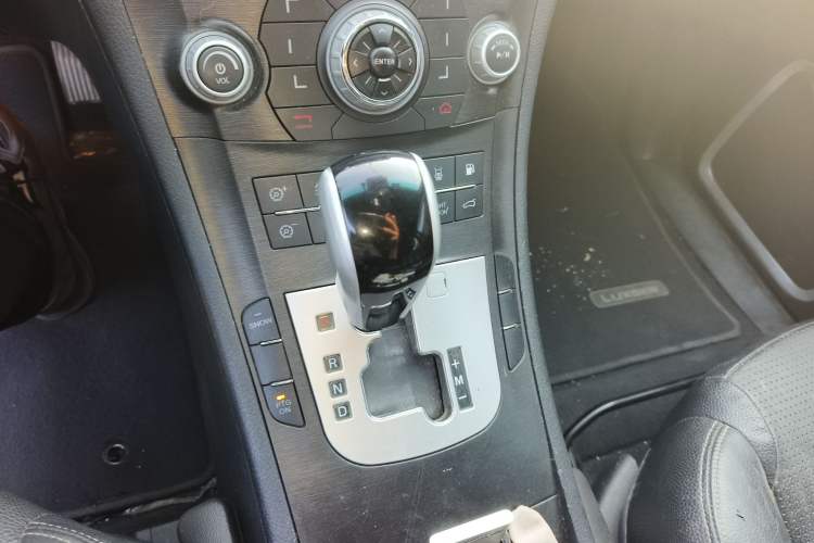 Used Luxgen Great 7 SUV 2012 Limited-Edition Sharp Model 2.2T Two-Wheel Drive Smart Version Gear Lever