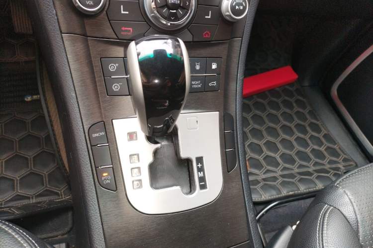 Used Luxgen Great 7 SUV 2012 Limited-Edition Sharp Model 2.2T Two-Wheel Drive Smart Version Gear Lever