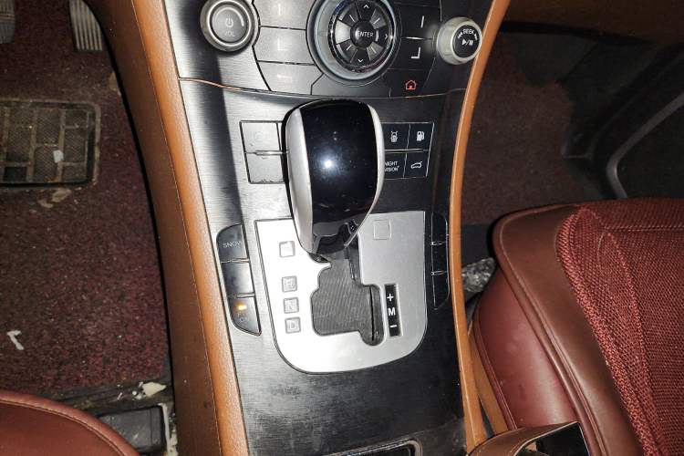 Used Luxgen Great 7 SUV 2012 Limited-Edition Sharp Model 2.2T Two-Wheel Drive Smart Version Gear Lever