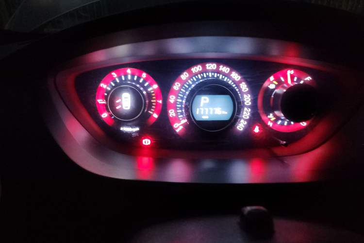 Used Luxgen Great 7 SUV 2012 Limited-Edition Sharp Model 2.2T Two-Wheel Drive Smart Version Odometer Close Up
