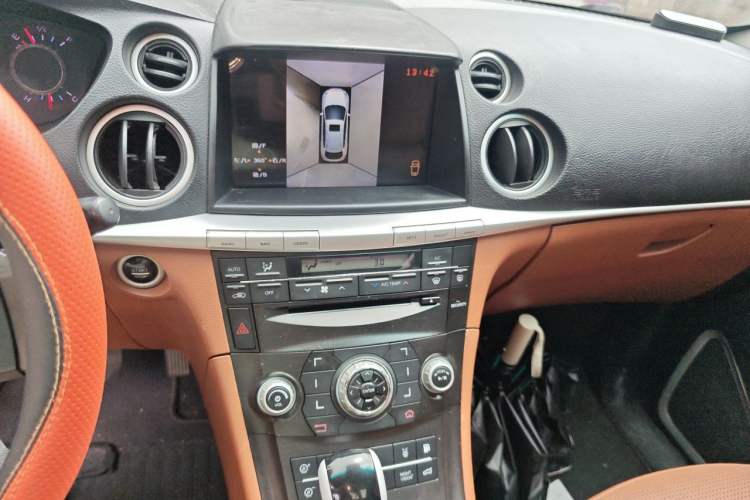 Used Luxgen Great 7 SUV 2012 Limited-Edition Sharp Edition 2.2T All-Wheel-Drive Prestige Model Audio And AC Panel