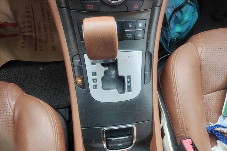 Used Luxgen Great 7 SUV 2012 Limited-Edition Sharp Model 2.2T Two-Wheel Drive Smart Version Gear Lever