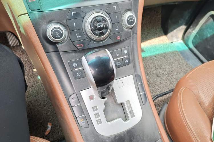 Used Luxgen Great 7 SUV 2012 Limited-Edition Sharp Model 2.2T Two-Wheel Drive Smart Version Gear Lever