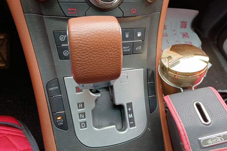 Used Luxgen Great 7 SUV 2012 Limited-Edition Sharp Model 2.2T Two-Wheel Drive Smart Version Gear Lever