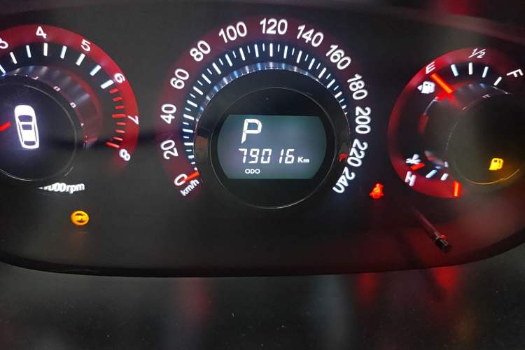 Used Luxgen Great 7 SUV 2012 Limited-Edition Sharp Model 2.2T Two-Wheel Drive Smart Version Odometer Close Up