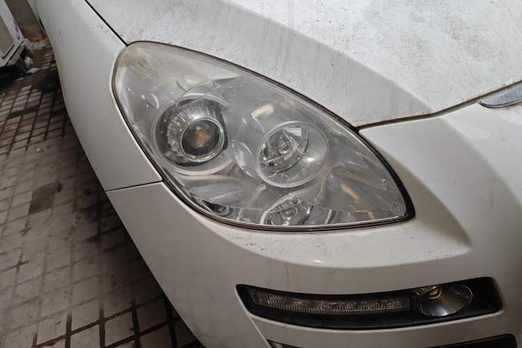 Used Luxgen Great 7 SUV 2012 Limited-Edition Sharp Model 2.2T Two-Wheel Drive Smart Version Right Front Headlight