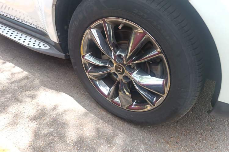 Used Luxgen Great 7 SUV 2012 Limited-Edition Sharp Edition 2.2T All-Wheel-Drive Prestige Model Right Front Wheel Hub
