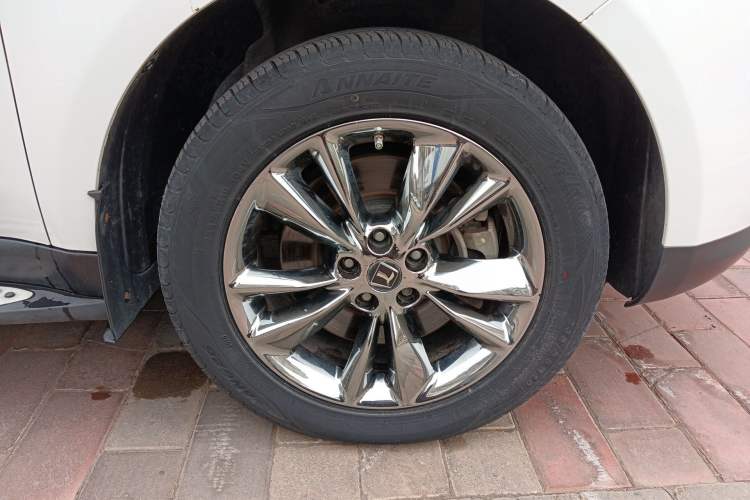 Used Luxgen Great 7 SUV 2012 Limited-Edition Sharp Model 2.2T Two-Wheel Drive Smart Version Right Front Wheel Hub