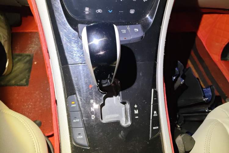 Used Luxgen Great 7 SUV 2013 Limited-Edition Sharp Edition 2.2T All-Wheel-Drive Prestige Model Gear Lever