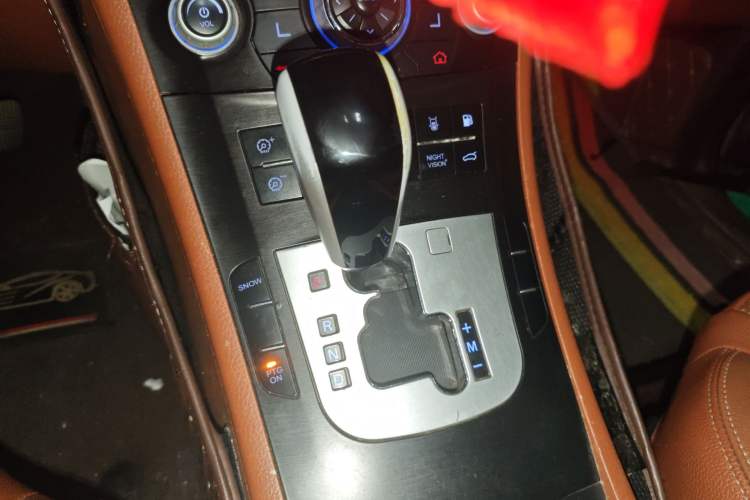 Used Luxgen Great 7 SUV 2013 Limited-Edition Sharp Model 2.2T Two-Wheel-Drive Smart Version Gear Lever