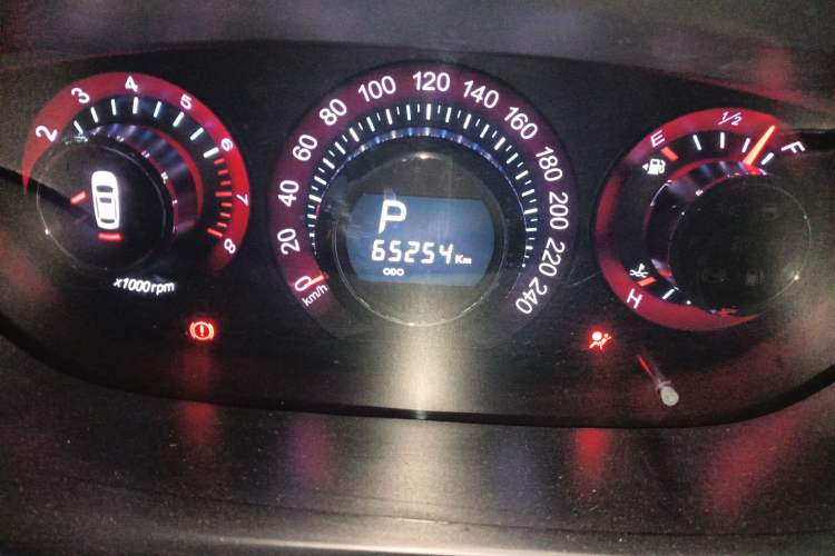 Used Luxgen Great 7 SUV 2013 Limited-Edition Sharp Edition 2.2T All-Wheel-Drive Prestige Model Odometer Close Up