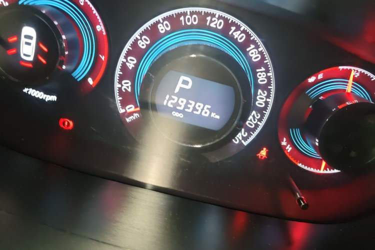 Used Luxgen Great 7 SUV 2013 Limited-Edition Sharp Edition 2.2T All-Wheel-Drive Prestige Model Odometer Close Up