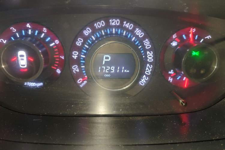 Used Luxgen Great 7 SUV 2013 Limited-Edition Sharp Model 2.2T Two-Wheel-Drive Smart Version Odometer Close Up