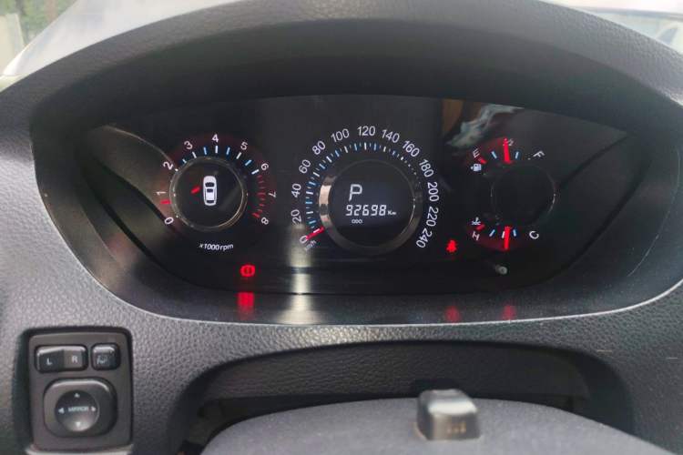 Used Luxgen Great 7 SUV 2013 Limited-Edition Sharp Model 2.2T Two-Wheel-Drive Smart Version Odometer Close Up