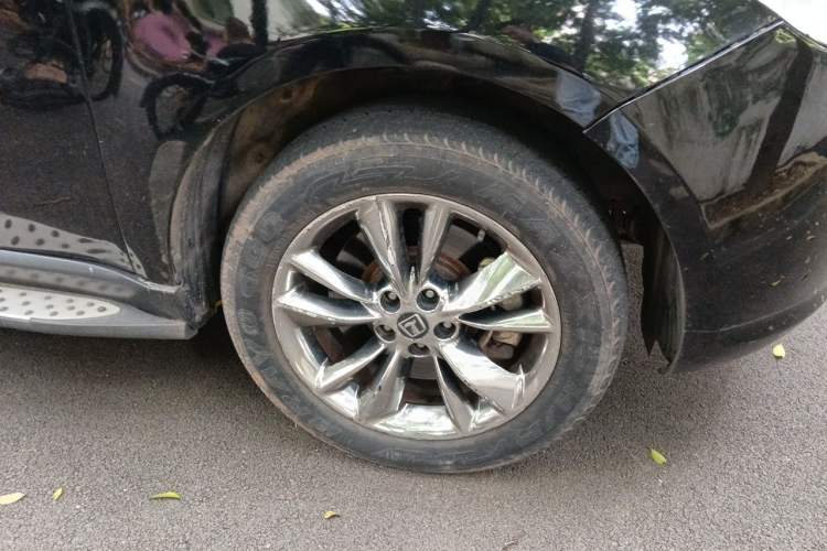 Used Luxgen Great 7 SUV 2013 Limited-Edition Sharp Model 2.2T Two-Wheel-Drive Smart Version Right Front Wheel Hub