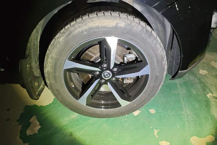 Used Luxgen Great 7 SUV 2013 Limited-Edition Sharp Edition 2.2T All-Wheel-Drive Prestige Model Right Front Wheel Hub