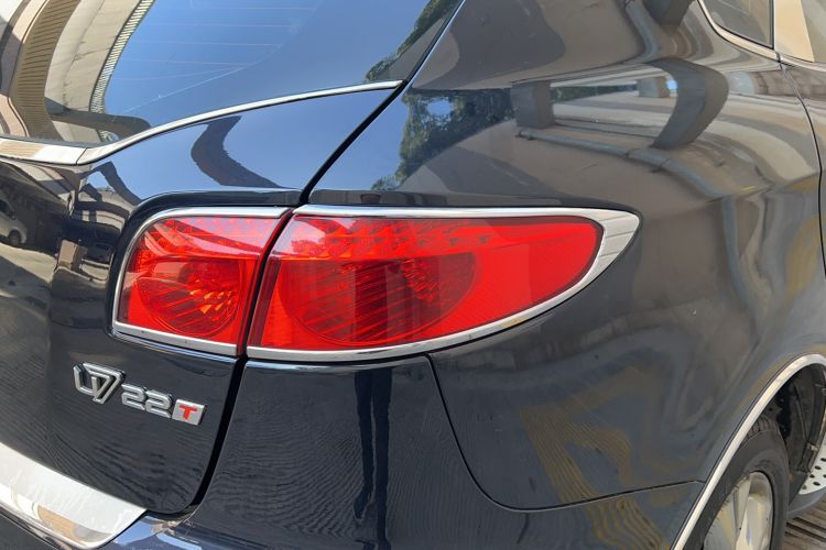 Used Luxgen Great 7 SUV 2013 Limited-Edition Sharp Edition 2.2T All-Wheel-Drive Prestige Model Right Rear Taillight