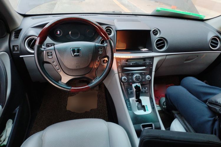Used Luxgen Great 7 SUV 2013 Limited-Edition Sharp Edition 2.2T All-Wheel-Drive Prestige Model Center Console
