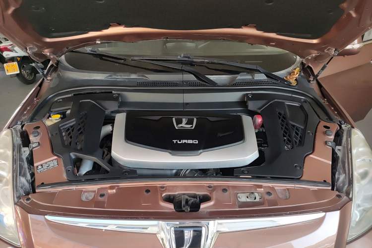 Used Luxgen Great 7 SUV 2013 Limited-Edition Sharp Model 2.2T Two-Wheel-Drive Smart Version Engine Bay