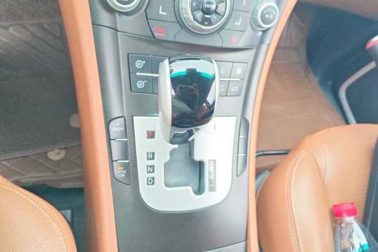 Used Luxgen Great 7 SUV 2013 Limited-Edition Sharp Model 2.2T Two-Wheel-Drive Smart Version Gear Lever