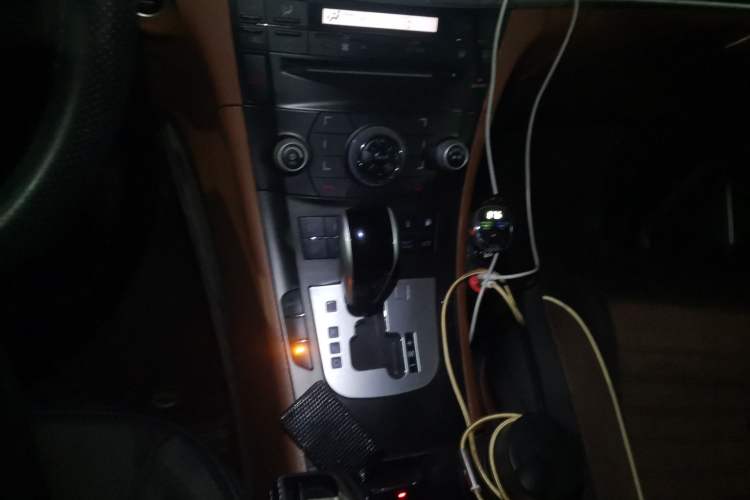 Used Luxgen Great 7 SUV 2013 Limited-Edition Sharp Model 2.2T Two-Wheel-Drive Smart Version Gear Lever