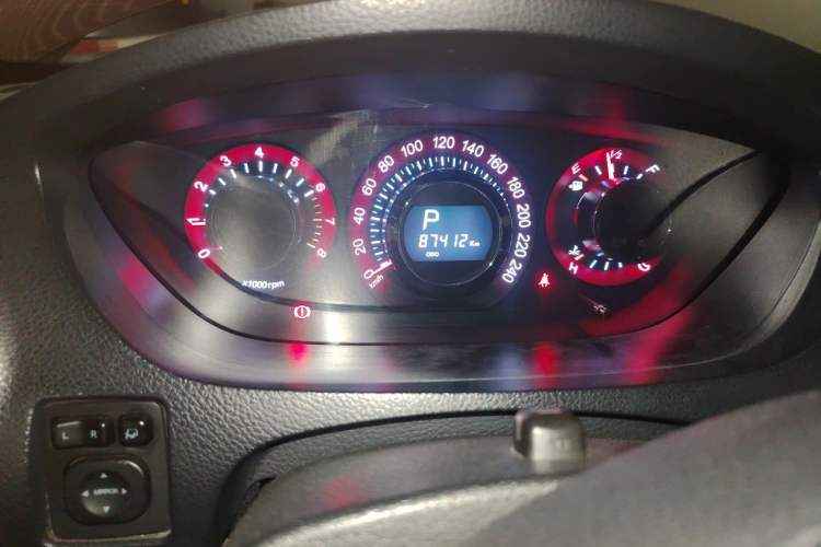 Used Luxgen Great 7 SUV 2013 Limited-Edition Sharp Model 2.2T Two-Wheel-Drive Smart Version Odometer Close Up