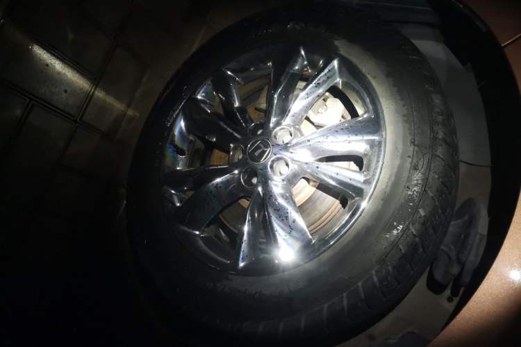 Used Luxgen Great 7 SUV 2013 Limited-Edition Sharp Model 2.2T Two-Wheel-Drive Smart Version Right Front Wheel Hub