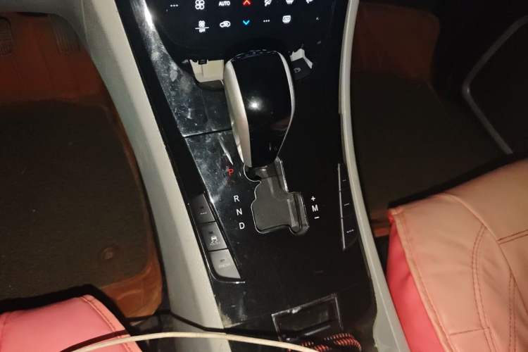 Used Luxgen Great 7 SUV 2013 Sharp Edition Limited 2.2T Four-Wheel Drive Flagship Version Gear Lever
