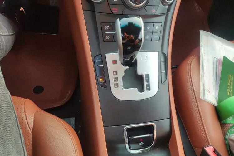 Used Luxgen Great 7 SUV 2013 Limited-Edition Sharp Model 2.2T Two-Wheel-Drive Smart Version Gear Lever