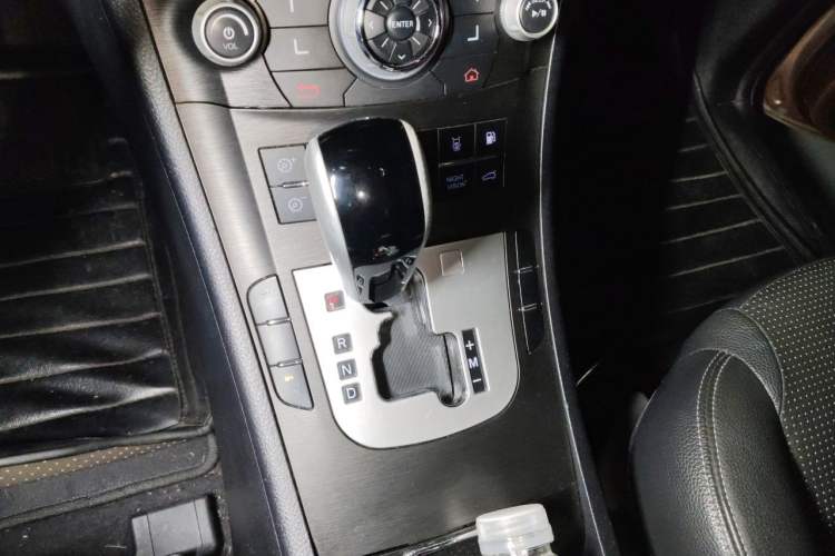 Used Luxgen Great 7 SUV 2013 Limited-Edition Sharp Model 2.2T Two-Wheel-Drive Smart Version Gear Lever
