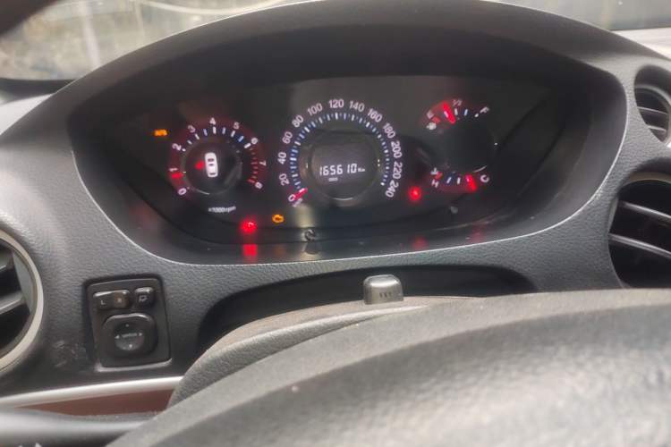 Used Luxgen Great 7 SUV 2013 Limited-Edition Sharp Edition 2.2T All-Wheel-Drive Prestige Model Odometer Close Up