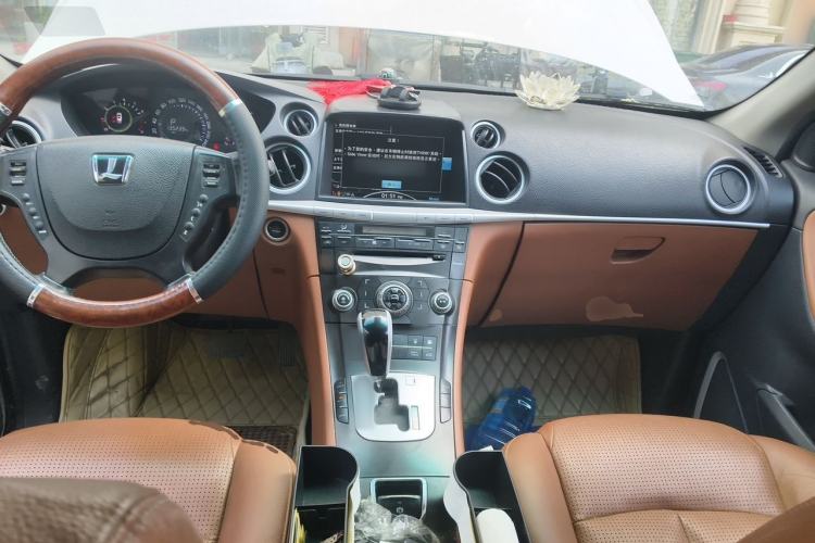 Used Luxgen Great 7 SUV 2013 Limited-Edition Sharp Edition 2.2T All-Wheel-Drive Prestige Model Center Console