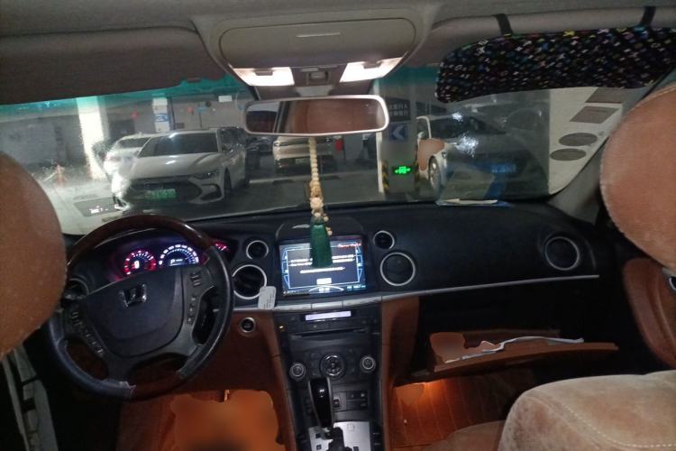 Used Luxgen Great 7 SUV 2013 Limited-Edition Sharp Model 2.2T Two-Wheel-Drive Smart Version Center Console