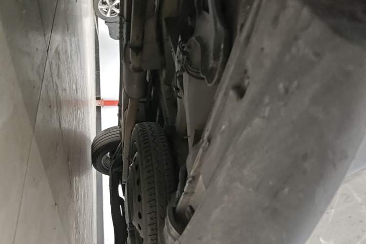 Used Luxgen Great 7 SUV 2013 Limited-Edition Sharp Model 2.2T Two-Wheel-Drive Smart Version Chassis Front Left