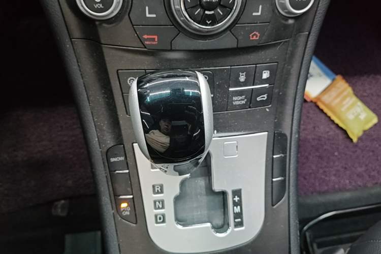 Used Luxgen Great 7 SUV 2013 Limited-Edition Sharp Model 2.2T Two-Wheel-Drive Smart Version Gear Lever