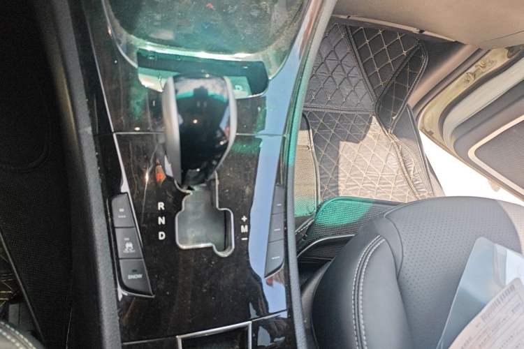 Used Luxgen Great 7 SUV 2013 Limited-Edition Sharp Model 2.2T Two-Wheel-Drive Smart Version Gear Lever