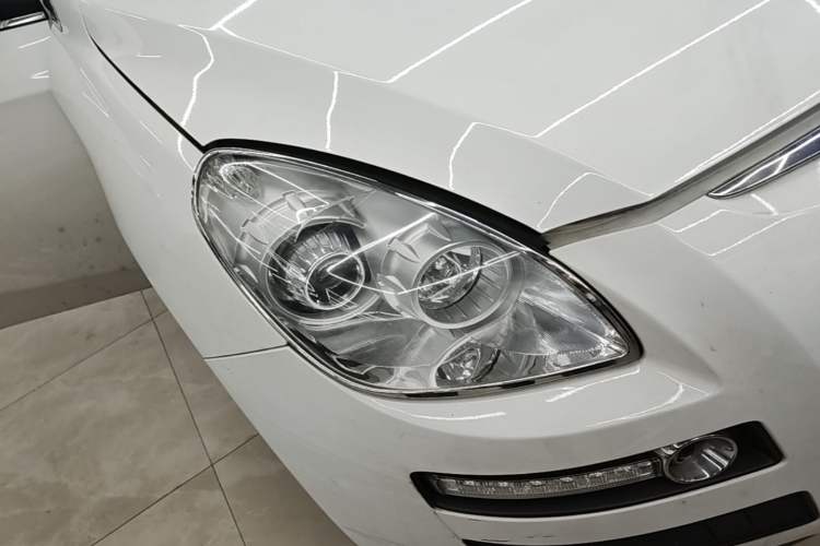 Used Luxgen Great 7 SUV 2013 Limited-Edition Sharp Model 2.2T Two-Wheel-Drive Smart Version Right Front Headlight